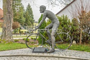 Niwki - pomnik Joachima Halupczoka